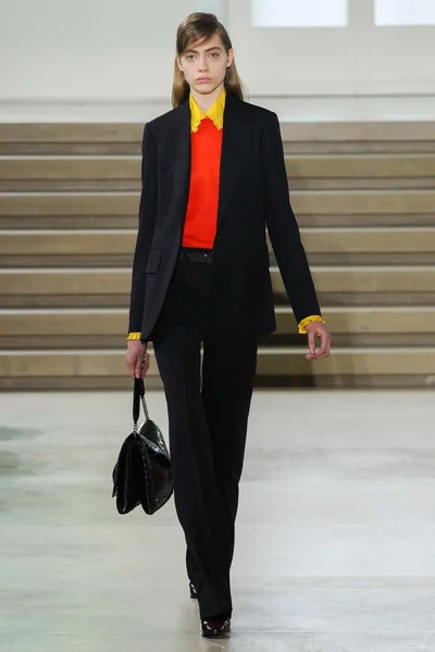 Look 16